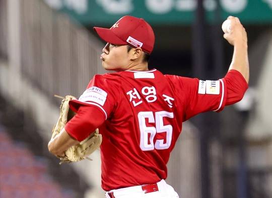 SSG 선발 투수로 나선 전영준. 사진[연합뉴스]