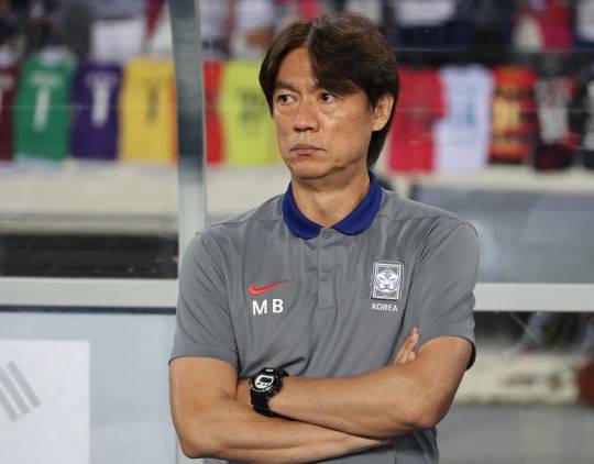 굳은 표정의 홍명보 감독. 사진[연합뉴스]