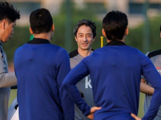 선수들에게 훈련 내용 전달하는 아로소 수석코치. 사진[연합뉴스]
