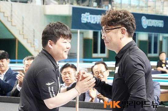 결승전이 끝난 후 조명우(왼쪽)와 장성원이 악수하며 서로 격려하고 있다.