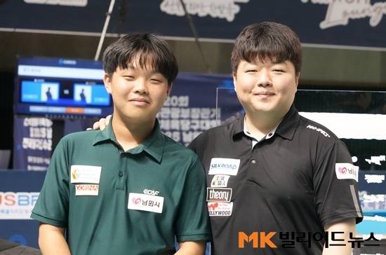 준결승에서 아쉽게 패한 김현우가 ‘자신의 우상’인 조명우와 기념촬영하고 있다. 조명우는  10여 년 전 자신의 모습을 보는듯  흐뭇한 미소를 짓고 있다.