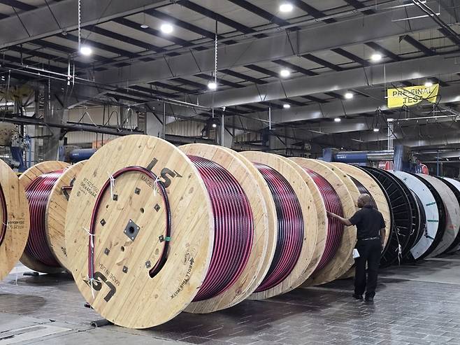 LS CUS 타보로 공장에서 현지 직원이 전력케이블을 검수하고 있다. LS CUS