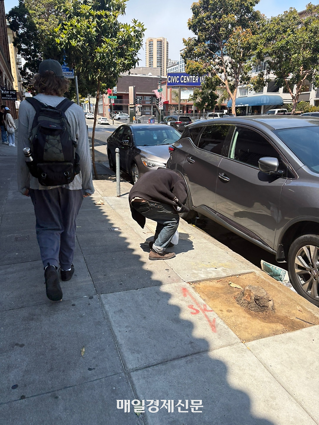 샌프란시스코 텐더로인 지구 거리에서 마약에 취한 듯 허리를 굽힌 채 한동안 움직이지 않는 남성의 모습. 여전히 마약 중독자로 보이는 이들이 눈에 띄지만, 과거에 비해 그 수는 크게 줄어든 모습이다. [사진=원호섭 기자]