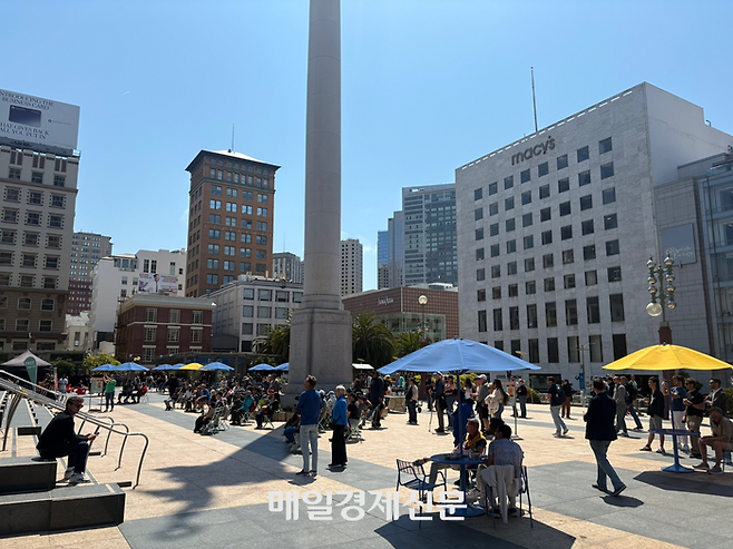 샌프란시스코 유니언 스퀘어. 한 샌프란시스코 주민은 “2019년에는 지금보다 사람이 두세배 많았다. 아직 부족하다”라며 “그래도 1년 전과 비교하면 나아지고 있는 상황”이라고 말했다.  [사진=원호섭 기자]