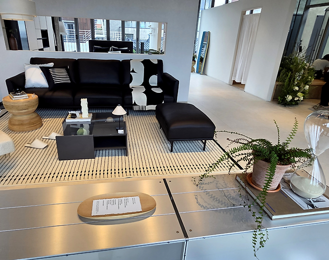 2층은 오늘의집 오리지널 가구 브랜드 ‘레이어’와 리빙 편집매장 ‘바이너리샵’의 상품들로 거실, 주방, 침실, 서재 등을 꾸며 실제 아파트 내부를 연상케 했다. [김혜진 기자]