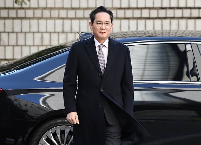 대법원 3부(주심 오석준 대법관)는 17일 자본시장법상 부정거래행위·시세조종, 업무상 배임 등 혐의로 기소된 이재용 삼성전자 회장에게 전부 무죄를 선고한 원심 판결을 확정했다. 연합뉴스