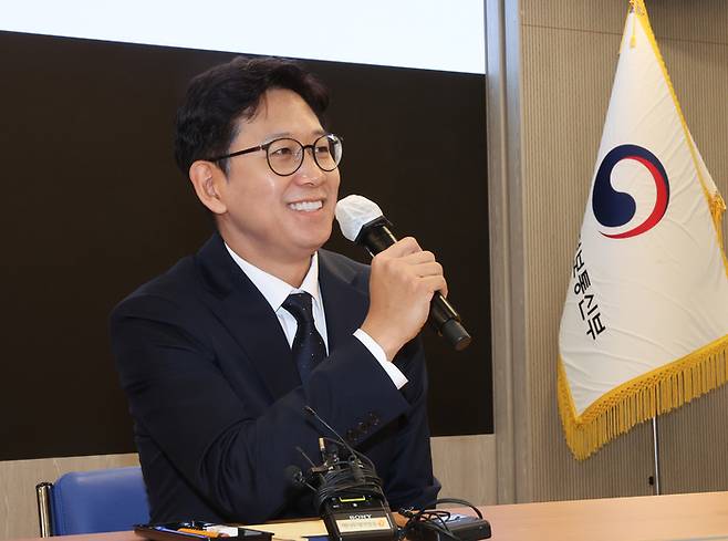 배경훈 과학기술정보통신부 장관이 17일 정부세종청사 과기정통부 대강당에서 열린 취임식에서 직원들과 대화하고 있다. 2025.7.17 [사진 = 연합뉴스]