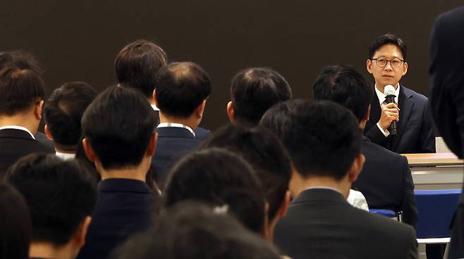 배경훈 과학기술정보통신부 장관이 17일 정부세종청사 과기정통부 대강당에서 열린 취임식에서 직원들의 질문에 답하고 있다. 2025.7.17 [사진 = 연합뉴스]