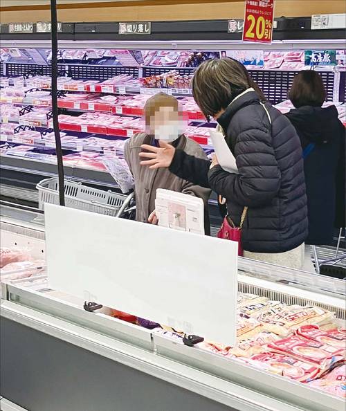 아오바구청 슬로 쇼핑 자원봉사자와 노인이 함께 쇼핑하고 있다. 아오바구청은 월 1회 슬로 쇼핑 프로젝트를 진행 중인데, 점차 늘려나갈 방침이다. (요코하마시 제공)