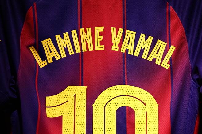 바르셀로나는 “(야말은) 41번을 달고 1군에 데뷔했다. 27번으론 빛을 발했다. 19번으론 자신의 입지를 굳건하게 다졌다. 이젠 10번을 단다. 야말이 자신의 기준을 높일 때”라고 했다. 바르셀로나에서 10번은 아무나 달 수 있는 게 아니다. 바르셀로나 역대 10번엔 아르헨티나 축구 영웅 고(故) 디에고 마라도나, 브라질 슈퍼스타 호마리우, 히바우두, 호나우지뉴, ‘축구의 신’ 리오넬 메시 등이 있다. 2021년 여름 메시가 파리 생제르맹으로 떠난 뒤엔 안수 파티가 10번을 달았다. 안수 파티는 10번의 무게감을 견디지 못했다. 파티는 ‘제2의 메시’로 불리며 어릴 적부터 큰 기대를 받았지만, 잦은 부상으로 기대만큼 성장하지 못했다. 최근엔 AS 모나코로 1년 임대된 상태다. 사진=연합뉴스 제공