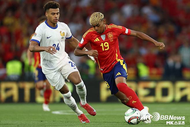 한편, 야말은 스페인 검찰의 조사를 받는 것으로 알려졌다. 야말이 18번째 생일 파티에 왜소증을 지닌 장애인을 공연자로 등장시켰다는 의혹이 불거진 까닭이다. 사진=AFPBBNews=News1