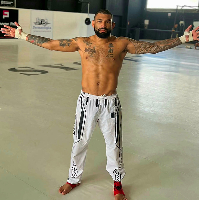 ‘레오파드’ 루앙 산치아구가 2025년 6월 입식타격기대회 Karate Combat 56 출전을 위한 훈련 후 촬영에 응하고 있다. 사진@luan.carvalho.5872682