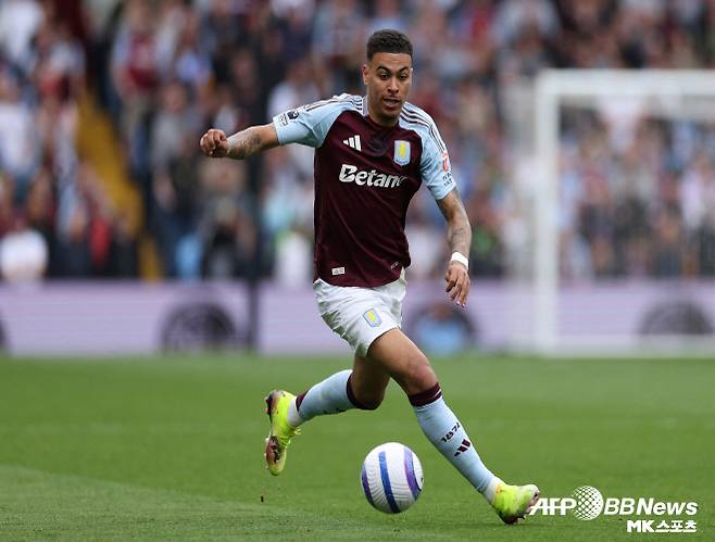 클럽 월드컵 정상에 오른 첼시가 전력 보강에 열을 올리고 있다. 영국 매체 ‘더 선’은 7월 17일 “첼시가 애스턴빌라 공격수 모건 로저스(22·잉글랜드) 영입을 노린다”며 “첼시는 로저스를 올여름 최우선 영입 대상으로 낙점했다”고 보도했다. 로저스는 잉글랜드에서 뜨거운 이름 중 하나다. 로저스는 2024년 2월 미들즈브러에서 발리로 팀을 옮겼다. 당시 로저스의 몸값은 1,500만 파운드(한화 약 279억 원)에 불과했다. 사진=AFPBBNews=News1