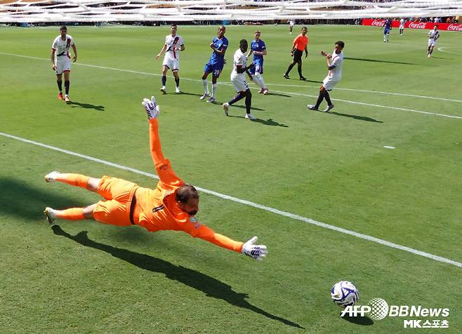 돈나룸마를 원하는 건 뮌헨, 맨시티뿐이 아니다. 프랑스 ‘레키프’는 “국제축구연맹(FIFA) 클럽 월드컵 정상에 오른 첼시가 돈나룸마를 주시하고 있다”며 “돈나룸마와 PSG의 재계약이 합의점을 찾지 못하고 있다”고 보도했다. 사진=AFPBBNews=News1