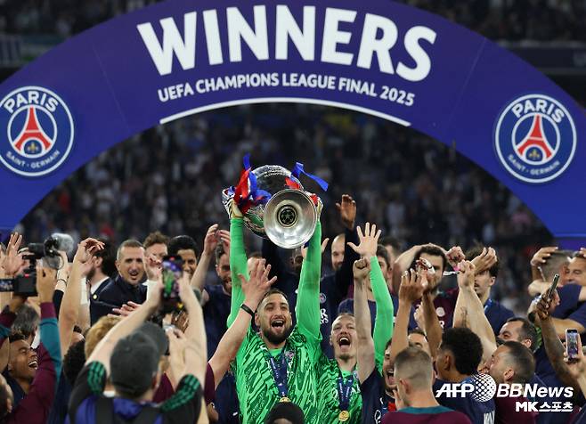 돈나룸마는 세계 최고의 골키퍼로 꼽힌다. 돈나룸마는 AC 밀란 유소년 팀에서 성장해 프로에 데뷔했다. 돈나룸마가 프로에 데뷔한 건 2015년이었다. 돈나룸마가 16살 때다. 돈나룸마는 2016년 9월엔 17세의 나이에 이탈리아 축구 대표팀에 데뷔했다. 이탈리아 축구 역사에서 돈나룸마보다 일찍 A매치에 데뷔한 수문장은 없다. 돈나룸마는 ‘역사상 최고의 골키퍼’로 꼽히는 잔루이지 부폰의 뒤를 이어 이탈리아 골문을 지키고 있다. 유로 2020에선 조국 이탈리아의 우승을 이끌었다. 돈나룸마는 이 대회 MVP(최우수선수)로 선정됐다. 유로 역사에서 골키퍼가 MVP를 받은 최초의 사례다. 사진=AFPBBNews=News1