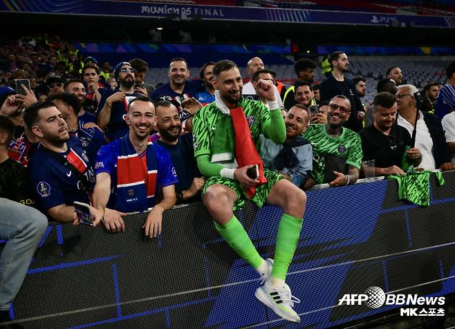 돈나룸마는 2021년 여름 이적시장에서 자유계약선수(FA) 신분으로 PSG 유니폼을 입었다. 돈나룸마는 PSG에서 전성기를 구가했다. 돈나룸마는 프랑스 리그앙 우승 4회, 쿠프 드 프랑스 우승 2회, 트로페 데 샹피옹 우승 3회 등에 앞장섰다. 2024-25시즌엔 PSG의 오랜 꿈이었던 유럽축구연맹(UEFA) 챔피언스리그(UCL) 우승도 이끌었다. PSG는 2024-25시즌 ‘트레블’을 일구며 유럽 최고의 자리에 올랐다. PSG는 돈나룸마의 이탈까지 고려하고 있는 것으로 알려진다. 돈나룸마의 재계약 요구 조건을 모두 수용할 수 없다는 뜻이다. 사진=AFPBBNews=News1