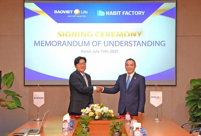정윤호 해빗팩토리 공동대표(왼쪽)와 응우엔 꾸앙 피 바오비엣 사장이 업무협약을 맺고 있다. /사진=해빗팩토리 제공