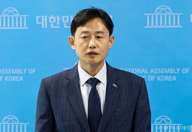 (서울=뉴스1) 이재명 기자 = 윤재관 조국혁신당 대변인이 지난달 12일 오후 서울 여의도 국회 소통관에서 특검 후보 추천 관련 브리핑을 하고 있다. 2025.6.12/뉴스1 Copyright (C) 뉴스1. All rights reserved. 무단 전재 및 재배포, AI학습 이용 금지. /사진=(서울=뉴스1) 이재명 기자