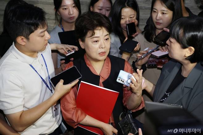 (서울=뉴스1) 이광호 기자 = 윤희숙 국민의힘 혁신위원장이 17일 오전 서울 여의도 국회에서 열린 비상대책위원회의 참석을 마치고 나서며 취재진의 질문에 답하고 있다. 2025.7.17/뉴스1 Copyright (C) 뉴스1. All rights reserved. 무단 전재 및 재배포, AI학습 이용 금지. /사진=(서울=뉴스1) 이광호 기자