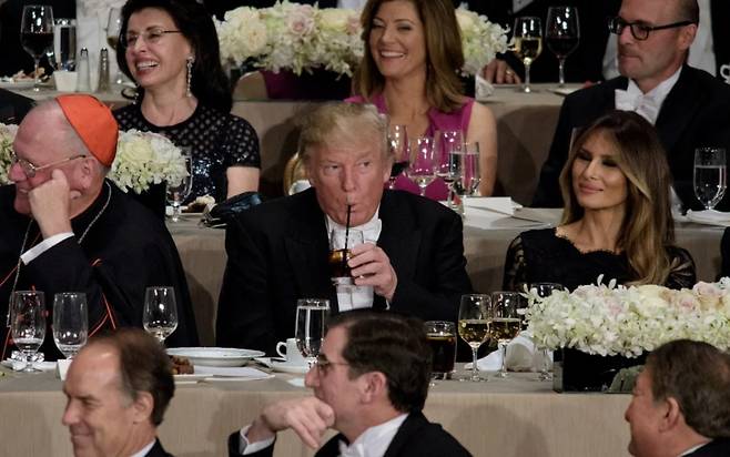 한 행사장에서 콜라를 마시고 있는 도덜드 트럼프 미국 대통령 /AFPBBNews=뉴스1