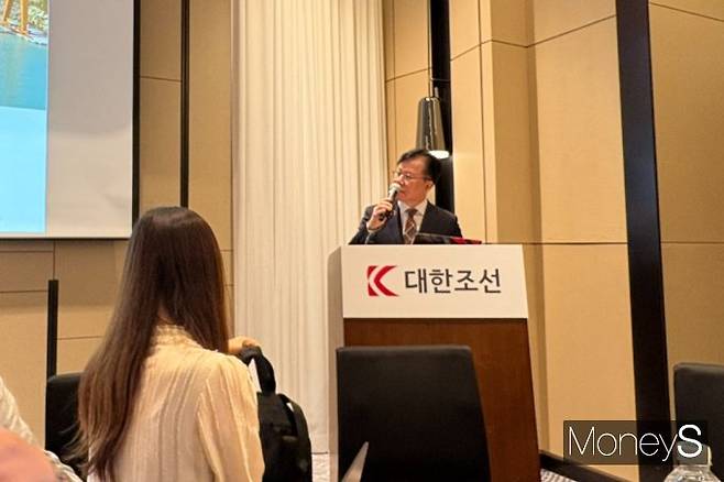 중대형 선박 건조 기업 대한조선이 기관 수요예측을 마무리하면서 유가증권시장 상장 기로에 섰다. 사진은 기업설명회에 나선 왕삼동 대한조선 대표./사진=안효건 기자