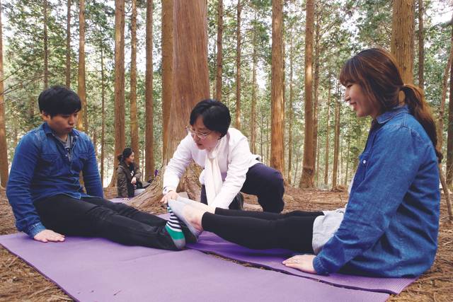 지난 5월 국립장성숲체원에서 임신부 부부가 숲속 체험을 즐기고 있다.