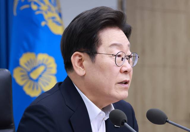 이재명 대통령이 17일 서울 용산 대통령실 청사에서 열린 4차  수석·보좌관 회의에서 발언하고 있다. 연합뉴스