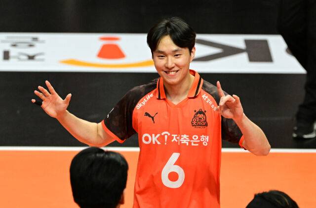 선수들과 기쁘게 대화하는 이민규./KOVO