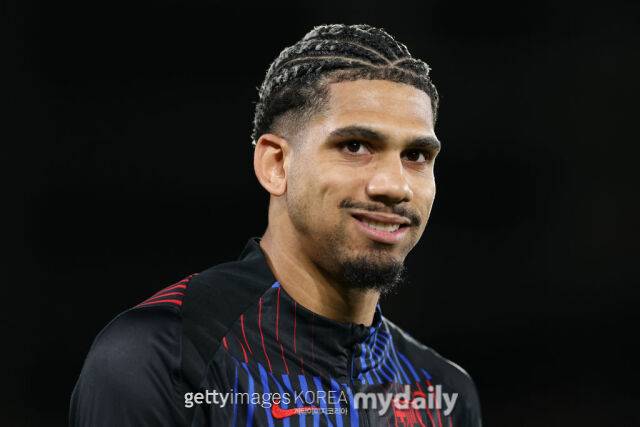 지난 1월, FC 바르셀로나와 재계약을 체결한 로날드 아라우호. /게티이미지코리아