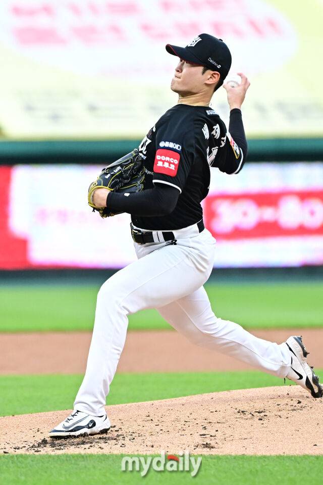 8일 인천 SSG랜더스필드에서 열린 '2025 신한 SOL BANK KBO리그' KT 위즈와 SSG랜더스 경기. KT 선발 배제성이 힘차게 투구하고 있다./마이데일리