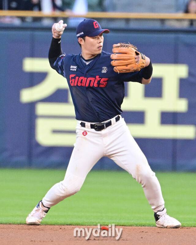 2025년 4월 25일 오후 서울 잠실구장에 진행된 '2025 신한 SOL뱅크 KBO 리그' 롯데 자이언츠와 두산 베어스의 경기. 롯데 2루수 고승민이 1회말 2사 후 두산 양의지 타구를 처리하고 있다./마이데일리