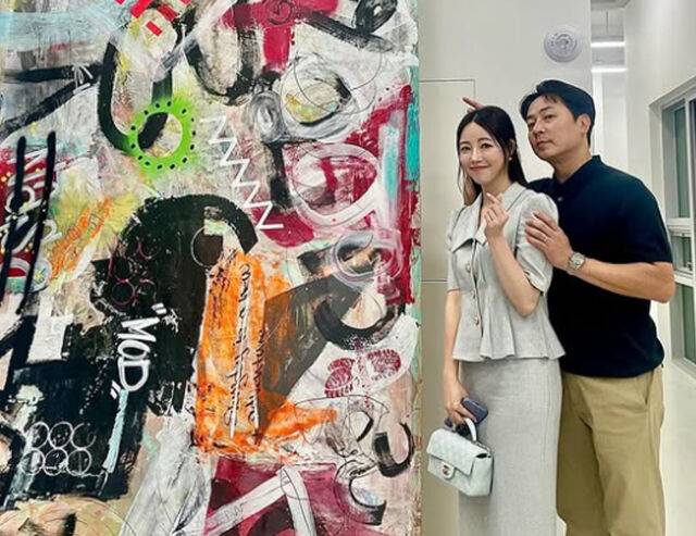 앤디가 이은주 아나운서와 이민우 전시회에서 그림을 샀다. / 이은주 소셜미디어