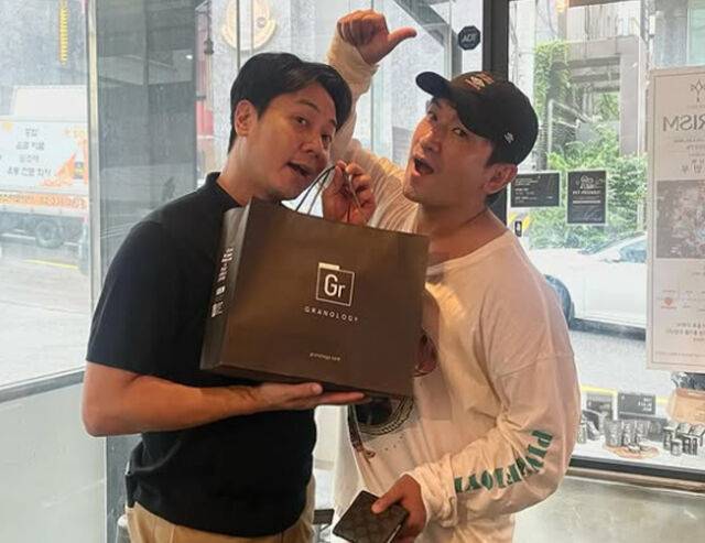 앤디가 이민우의 작품을 구매했다. / 이은주 소셜미디어