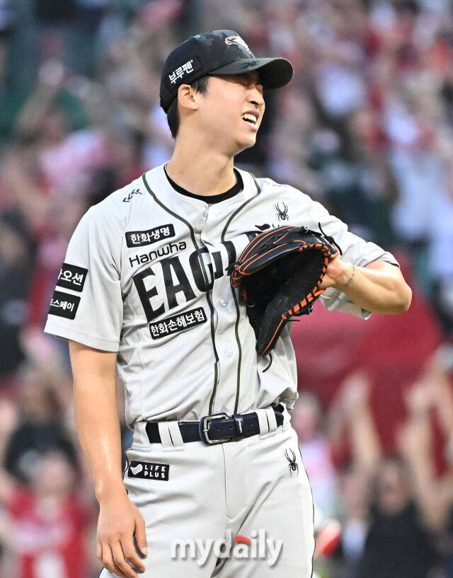 27일 오후 인천광역시 문학동 SSG랜더스필드에서 진행된 '2025 프로야구 KBO리그' SSG랜더스와 한화이글스의 경기. 한화 엄상백이 3회말 2사 1,2루서 SSG 최정에게 3점 홈런을 허용한 뒤 아쉬워 하고 있다./마이데일리