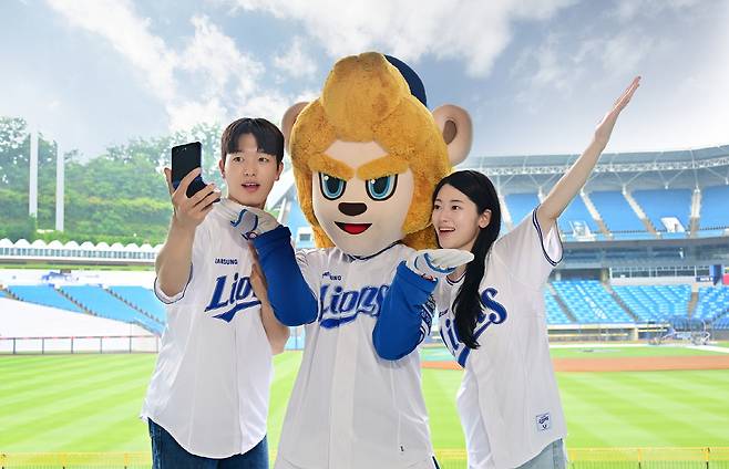 대구 삼성 라이온즈 파크에서 방문객들이 ‘갤럭시 Z 플립7’으로 삼성 라이온즈의 마스코트 ‘블레오’와 함께 ‘승요 셀피’를 촬영하는 모습. [삼성전자 제공]