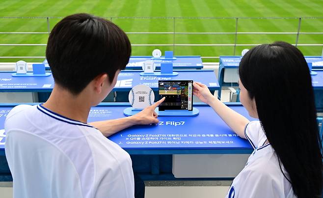 대구 삼성 라이온즈 파크 ‘루프탑석’에서 방문객들이 ‘갤럭시 Z 폴드7’의 대화면으로 멀티태스킹 기능을 체험하는 모습. [삼성전자 제공]
