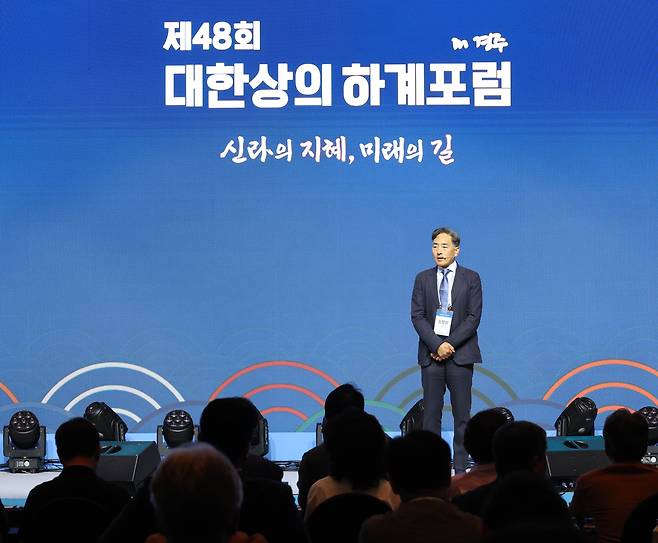 김정상 듀크대 교수가 17일 경북 경주 라한셀렉트 호텔에서 개최된 ‘제 48회 대한상의 하계포럼’에서 ‘양자컴퓨터와 첨단기술의 미래’라는 주제로 강연을 하고 있다. [대한상의 제공]