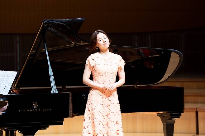 소프라노 황수미가 16일 서울 송파구 롯데콘서트홀에서 열린 기자간담회에서 푸치니 오페라 ‘제비’ 중 ‘도레타의 아름다운 꿈’을 부르고 있다.  [롯데콘서트홀 제공]