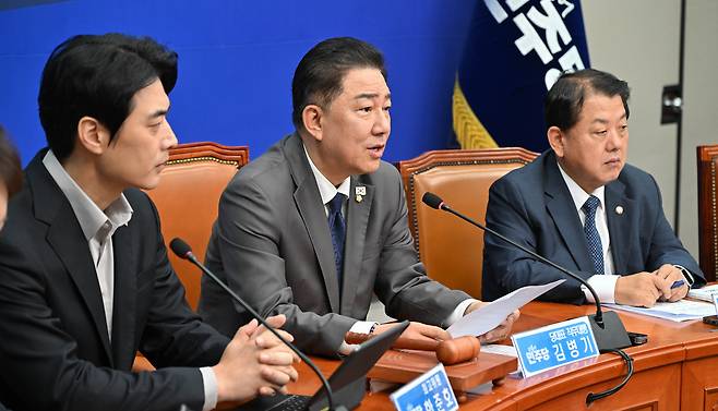 김병기(가운데) 더불어민주당 대표 권한대행 겸 원내대표가 16일 오전 서울 여의도 국회에서 열린 최고위원회의에서 모두발언을 하고 있다. 임세준 기자