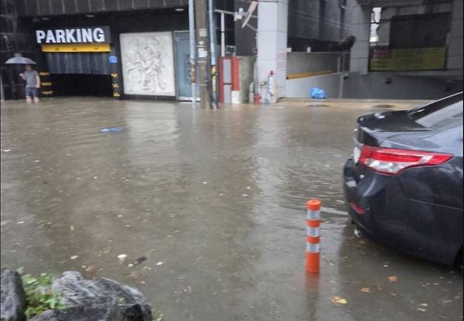 한 이용자가 올린 충남 아산터미널 인근 모습. 호우로 인해 침수가 시작되고 있는 것으로 보인다. [네이버 날씨 캡처]