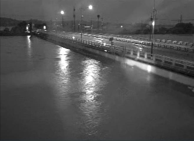 [당진=뉴시스] 당진 채운교 17일 오전 5시20분 상황. (사진=금강홍수통제소 CCTV 영상 갈무리) 2015.07.17. photo@newsis.com *재판매 및 DB 금지