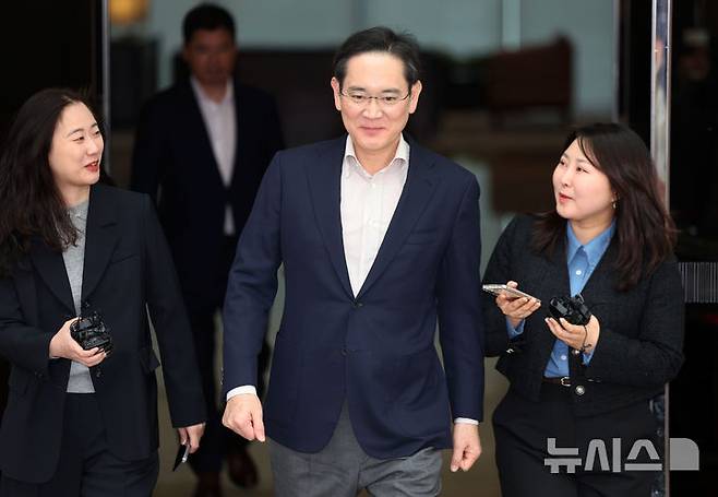 [서울=뉴시스] 홍효식 기자 = 일본 출장을 마친 이재용 삼성전자 회장이 9일 서울 강서구 김포비즈니스항공센터(SGBAC)로 귀국하고 있다. 2025.04.09. yesphoto@newsis.com