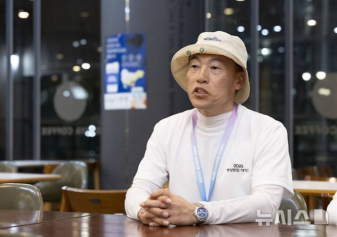[부산=뉴시스] 김근수 기자 = 2025 대한민국 해양문화대장정 참가자 중 최고령인 김학신(63·경남대 액티브시니어학과 1학년) 대원이 14일 부산 아르피나 유스호스텔에서 뉴시스와 인터뷰를 하고 있다. 2025.07.14. ks@newsis.com