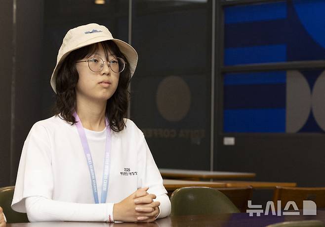[부산=뉴시스] 김근수 기자 = 2025 대한민국 해양문화대장정 참가자 중 최연소인 장윤희(20·경성대 문헌정보학과 1학년) 대원이 14일 부산 아르피나 유스호스텔에서 뉴시스와 인터뷰를 하고 있다. 2025.07.14. ks@newsis.com