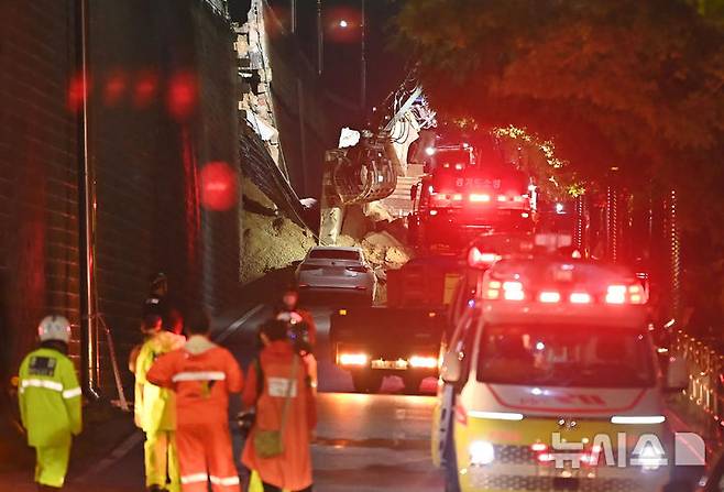 [오산=뉴시스] 김종택 기자 = 수도권 등 중부지역에 호우주의보가 발효된 16일 오후 경기 오산시 가장교차로 고가도로 옹벽이 무너져 소방관들이 매몰된 차량을 구조작업하고 있다. 2025.07.16. jtk@newsis.com