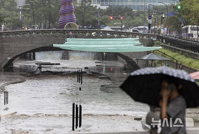 [서울=뉴시스] 김근수 기자 = 서울지역에 강한 비가 내리는 가운데 17일 서울 종로구 청계천 모전교 인근에서 산책로가 통제되고 있다. 2025.07.17. ks@newsis.com
