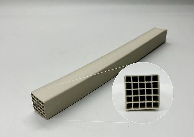 [울산=뉴시스] 구미현 기자 = 실제 산업 현장에서 쓸 수 있는 덩어리 형태로 만들어진 촉매와 그 단면 구조 photo@newsis.com *재판매 및 DB 금지