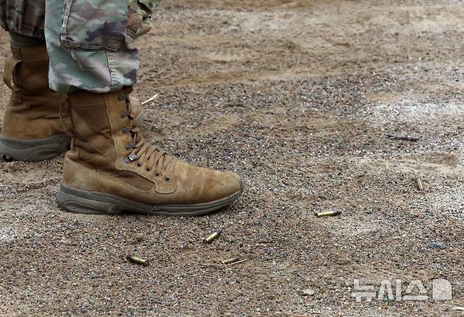 [동두천=뉴시스] 이영환 기자 = 6월 2일 오전 경기도 동두천시 캠프 케이시에서 열린 미 8군 최고분대 선발대회에 참가한 장병들이 사격을 하는 가운데 탄피가 떨어져 있다. 2025.06.02. 20hwan@newsis.com **기사 내용과 직접 관련 없습니다**