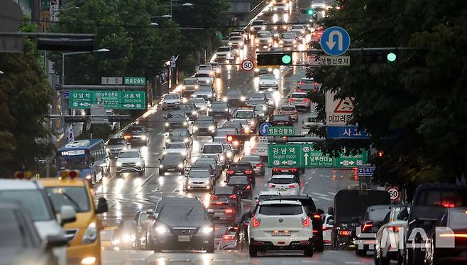 [서울=뉴시스] 조성우 기자 = 강한 비가 내리는 17일 서울 서초구 인근 도로에서 차량이 정체되고 있다. 2025.07.17. xconfind@newsis.com