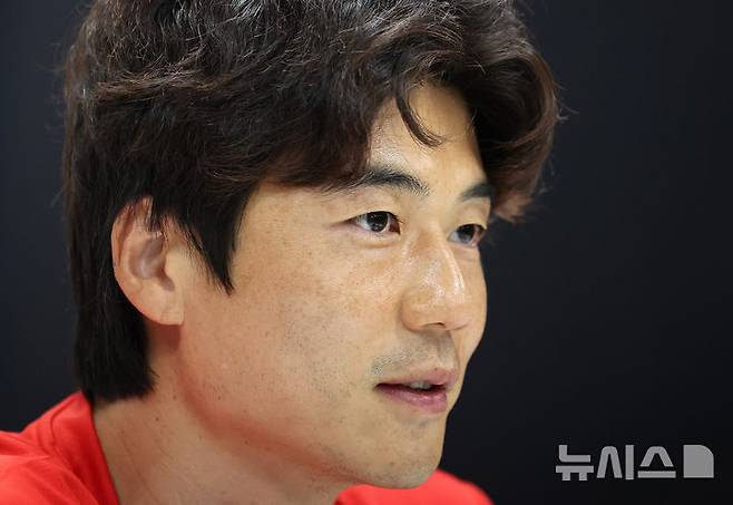 [포항=뉴시스] 이무열 기자 = 4일 경북 포항시 북구 포항스틸러스 송라클럽하우스에서 열린 기성용 입단 미디어데이에서 기성용이 취재진과 인터뷰를 하고 있다. 2025.07.04. lmy@newsis.com